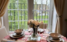 Gorgeous Apartment + Attentive Host + Free Parking